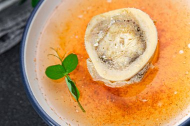 Bouillon kemikli sığır eti çorbası. İlk yemek. Lezzetli, sağlıklı, iştah açıcı yemek.