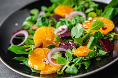 Mandalina salatası turunçgil, pancar, yeşil yaprak marul, soğan taze lezzetli sağlıklı yemek atıştırmalığı fotokopi masasında uzay yemeği arka plan görüntüsü keto veya paleo diyeti vejetaryen yemeği