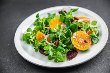 Mandalina salatası turunçgil, pancar, yeşil yaprak marul, soğan taze lezzetli sağlıklı yemek atıştırmalığı fotokopi masasında uzay yemeği arka plan görüntüsü keto veya paleo diyeti vejetaryen yemeği