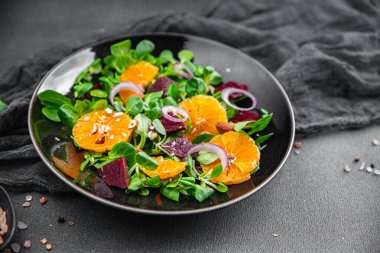 Mandalina salatası turunçgil, pancar, yeşil yaprak marul, soğan taze lezzetli sağlıklı yemek atıştırmalığı fotokopi masasında uzay yemeği arka plan görüntüsü keto veya paleo diyeti vejetaryen yemeği