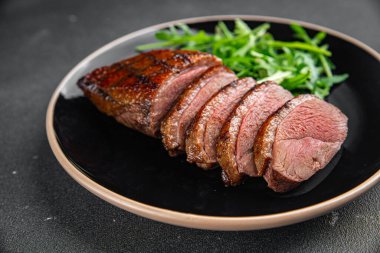 Ördek göğsü kızartılmış et ikinci tabak et tavuk taze sağlıklı yemek aperatifler masa üzerinde yemek fotokopisi arka plan kırsal manzarası