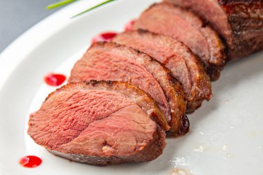 Ördek göğsü kızartılmış et ikinci tabak et tavuk taze sağlıklı yemek aperatifler masa üzerinde yemek fotokopisi arka plan kırsal manzarası