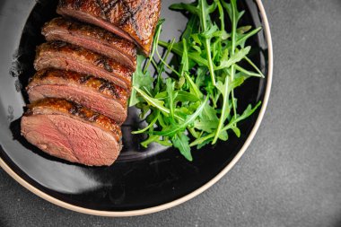 Ördek göğsü kızartılmış et ikinci tabak et tavuk taze sağlıklı yemek aperatifler masa üzerinde yemek fotokopisi arka plan kırsal manzarası