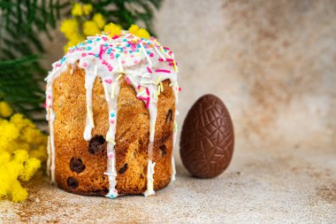 Paskalya pastası, çiçek pişirme, mimoza bayramı, tatlı pişmiş yiyecekler, lezzetli Paskalya yumurtaları, ortodoks bayramı, taze yemek atıştırmalıkları, masa üzerinde fotokopi, uzay yiyecekleri arka plan kırsal manzarası.