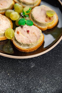 Kaz ciğeri sandviçi taze kaz eti ya da ördek ciğeri iştah açıcı yemek aperatifleri fotokopi masasında uzay yemeği arka plan kırsal manzarası