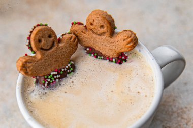 Zencefilli ekmek ve bir fincan sıcak kahve Noel kurabiyesi tatmak tatlı tatlı tatlı tatlı bayram pişirmek yeni yılı ve Noel 'i kutlamak için sofrada atıştırmalık yiyecekleri fotokopi masasında