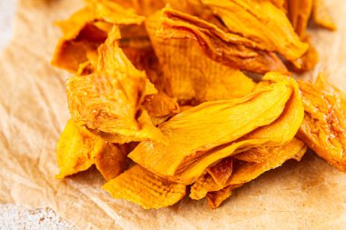 Kurutulmuş mango meyvesi kurutulmuş meyve yararlı taze sağlıklı yemek atıştırmalığı masada fotokopi uzayı arka plan kırsal manzarası 