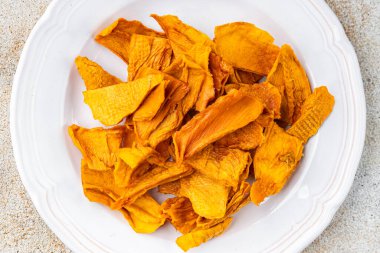 Kurutulmuş mango meyvesi kurutulmuş meyve yararlı taze sağlıklı yemek atıştırmalığı masada fotokopi uzayı arka plan kırsal manzarası 