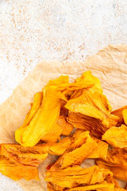 Kurutulmuş mango meyvesi kurutulmuş meyve yararlı taze sağlıklı yemek atıştırmalığı masada fotokopi uzayı arka plan kırsal manzarası 