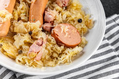 lahana lahana turşusu garnitür et, sosis lezzetli iştah açıcı yemek aperatifi masa üzerinde fotokopi uzay yemeği arka plan kırsal üst görünüm