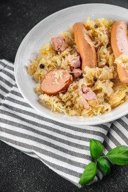 lahana lahana turşusu garnitür et, sosis lezzetli iştah açıcı yemek aperatifi masa üzerinde fotokopi uzay yemeği arka plan kırsal üst görünüm