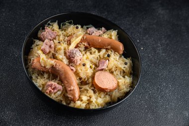 lahana lahana turşusu garnitür et, sosis lezzetli iştah açıcı yemek aperatifi masa üzerinde fotokopi uzay yemeği arka plan kırsal üst görünüm