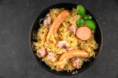 lahana lahana turşusu garnitür et, sosis lezzetli iştah açıcı yemek aperatifi masa üzerinde fotokopi uzay yemeği arka plan kırsal üst görünüm