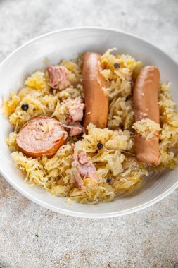 lahana lahana turşusu garnitür et, sosis lezzetli iştah açıcı yemek aperatifi masa üzerinde fotokopi uzay yemeği arka plan kırsal üst görünüm