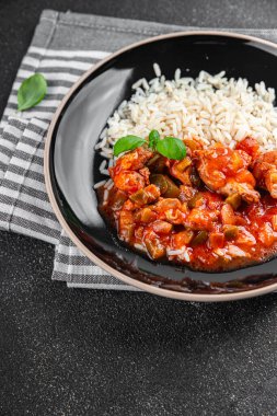 Pirinç tavuklu et. Bask domates sosu. Lezzetli, taze yemek. Aperatif yemek.