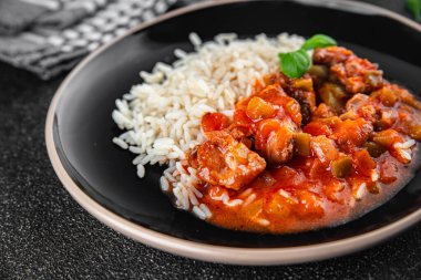 Pirinç tavuklu et. Bask domates sosu. Lezzetli, taze yemek. Aperatif yemek.