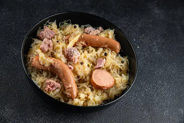 lahana lahana turşusu garnitür et, sosis lezzetli iştah açıcı yemek aperatifi masa üzerinde fotokopi uzay yemeği arka plan kırsal üst görünüm