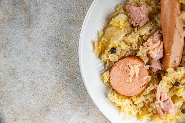 lahana lahana turşusu garnitür et, sosis lezzetli iştah açıcı yemek aperatifi masa üzerinde fotokopi uzay yemeği arka plan kırsal üst görünüm