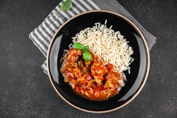 Pirinç tavuklu et. Bask domates sosu. Lezzetli, taze yemek. Aperatif yemek.