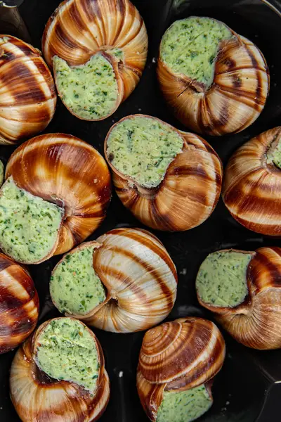 Salyangozlar yeşil tereyağı aromalı otlar lezzetli taze yemek aperatifler masa üzerinde yemek atıştırmalıkları fotokopi alanı arka plan kırsal manzarası