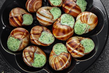 Salyangozlar yeşil tereyağı aromalı otlar lezzetli taze yemek aperatifler masa üzerinde yemek atıştırmalıkları fotokopi alanı arka plan kırsal manzarası