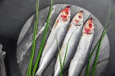 Ringa balığı taze çiğ deniz ürünleri lezzetli aperatif yemek aperatifleri masada fotokopi uzay yiyecekleri arka plan kırsal üst görünüm