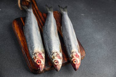 Ringa balığı taze çiğ deniz ürünleri lezzetli aperatif yemek aperatifleri masada fotokopi uzay yiyecekleri arka plan kırsal üst görünüm