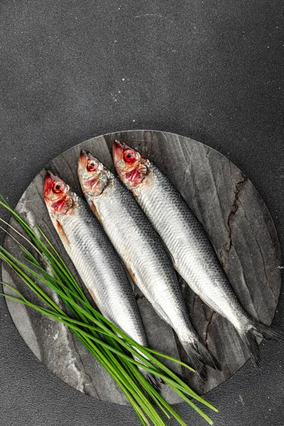 Ringa balığı taze çiğ deniz ürünleri lezzetli aperatif yemek aperatifleri masada fotokopi uzay yiyecekleri arka plan kırsal üst görünüm
