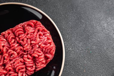 Taze kıymalı et, lezzetli, sağlıklı, iştah açıcı, yemek aperatifleri fotokopi masasında. 