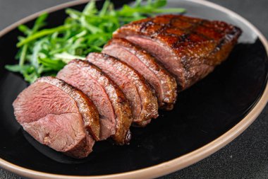 Ördek göğsü eti. Lezzetli, taze, yemek aperatifleri. Masanın üstünde yemek atıştırmalıkları.