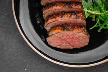 Ördek göğsü eti. Lezzetli, taze, yemek aperatifleri. Masanın üstünde yemek atıştırmalıkları.