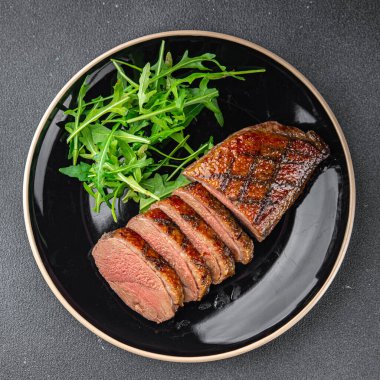 Ördek göğsü eti. Lezzetli, taze, yemek aperatifleri. Masanın üstünde yemek atıştırmalıkları.