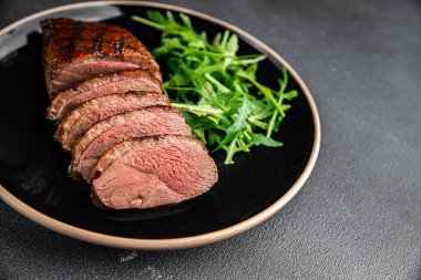 Ördek göğsü eti. Lezzetli, taze, yemek aperatifleri. Masanın üstünde yemek atıştırmalıkları.