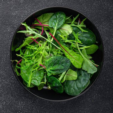 Sağlıklı salata karışımı, yapraklar mikro yeşil, sulu çerez sağlıklı aperatif yemek aperatifler masada fotokopi uzayı yemek arka plan kırsal üst görüş keto veya paleo diyet vejetaryen