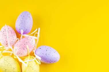 Paskalya yumurtaları tatil eşyaları paskalya ortodoks bayramı yemekleri masanın üzerinde fotokopi uzayı arka plan kırsal manzarası