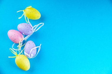 Paskalya yumurtaları tatil eşyaları paskalya ortodoks bayramı yemekleri masanın üzerinde fotokopi uzayı arka plan kırsal manzarası