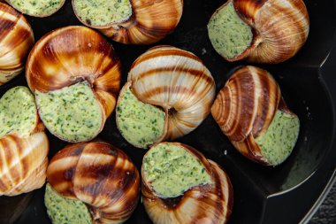 Salyangozlar yeşil yağ aromalı otlar lezzetli taze yemek aperatifler masa üzerinde yemek atıştırmalıkları fotokopi alanı arka plan kırsal manzarası