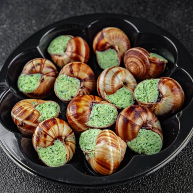 Salyangozlar yeşil yağ aromalı otlar lezzetli taze yemek aperatifler masa üzerinde yemek atıştırmalıkları fotokopi alanı arka plan kırsal manzarası