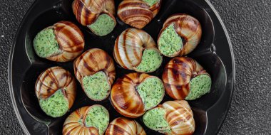 Salyangozlar yeşil yağ aromalı otlar lezzetli taze yemek aperatifler masa üzerinde yemek atıştırmalıkları fotokopi alanı arka plan kırsal manzarası