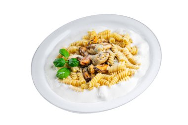 Midyeli fusilli makarna deniz ürünleri, Akdeniz mutfağı lezzetli taze yemek aperatifler masa üzerinde fotokopi alanı arka plan kırsal manzarası.