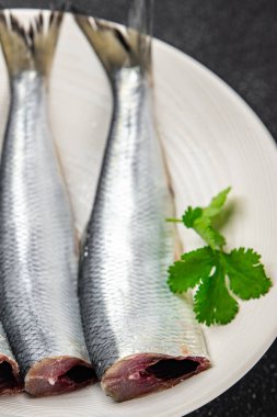 Taze ringa balığı çiğ deniz ürünleri, lezzetli yemek, abur cubur. Masada fotokopi, arka plan, kırsal arka plan, üst düzey vejetaryen diyeti.