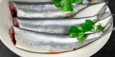 Taze ringa balığı çiğ deniz ürünleri, lezzetli yemek, abur cubur. Masada fotokopi, arka plan, kırsal arka plan, üst düzey vejetaryen diyeti.