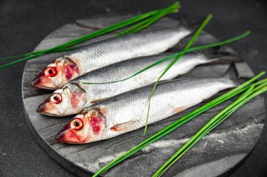 Taze ringa balığı çiğ deniz ürünleri, lezzetli yemek, abur cubur. Masada fotokopi, arka plan, kırsal arka plan, üst düzey vejetaryen diyeti.
