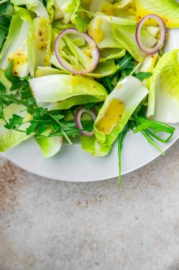 Hindiba salatası meyveleri hindiba vitaminleri lezzetli taze sağlıklı yemek aperatifleri masanın üzerinde fotokopi uzayı arka plan yemeği kırsal üst görünüm keto veya paleo diyet vejetaryen yiyecekler