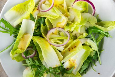 Hindiba salatası meyveleri hindiba vitaminleri lezzetli taze sağlıklı yemek aperatifleri masanın üzerinde fotokopi uzayı arka plan yemeği kırsal üst görünüm keto veya paleo diyet vejetaryen yiyecekler