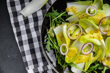 Hindiba salatası meyveleri hindiba vitaminleri lezzetli taze sağlıklı yemek aperatifleri masanın üzerinde fotokopi uzayı arka plan yemeği kırsal üst görünüm keto veya paleo diyet vejetaryen yiyecekler