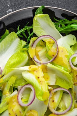 Hindiba salatası meyveleri hindiba vitaminleri lezzetli taze sağlıklı yemek aperatifleri masanın üzerinde fotokopi uzayı arka plan yemeği kırsal üst görünüm keto veya paleo diyet vejetaryen yiyecekler