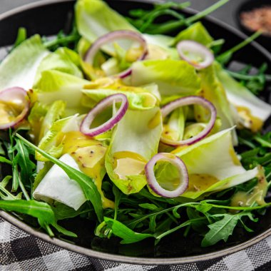 Hindiba salatası meyveleri hindiba vitaminleri lezzetli taze sağlıklı yemek aperatifleri masanın üzerinde fotokopi uzayı arka plan yemeği kırsal üst görünüm keto veya paleo diyet vejetaryen yiyecekler