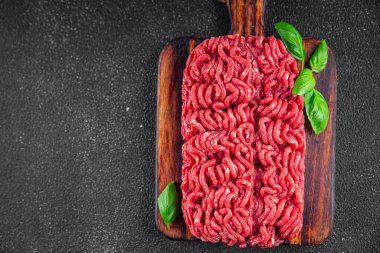 Taze kıyma, leziz yemek aperatifi yemek, masa üzerinde yemek fotokopisi, arka plan kırsal manzarası.