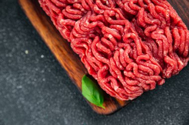 Taze kıyma, leziz yemek aperatifi yemek, masa üzerinde yemek fotokopisi, arka plan kırsal manzarası.